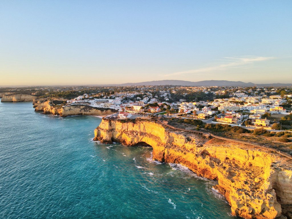 Explorando el Pasadizo de Carvoeiro